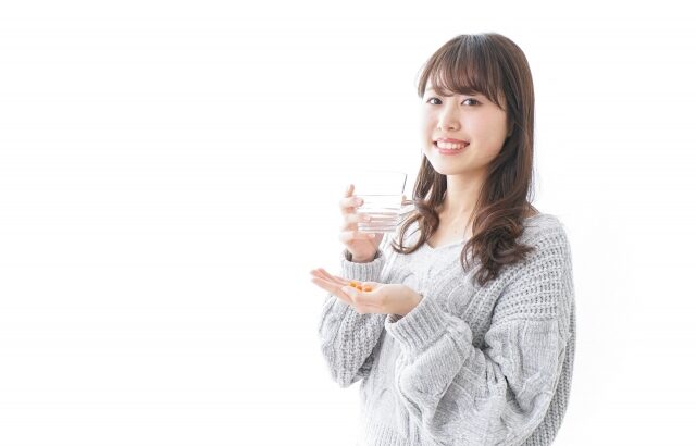 サプリを持つ女性