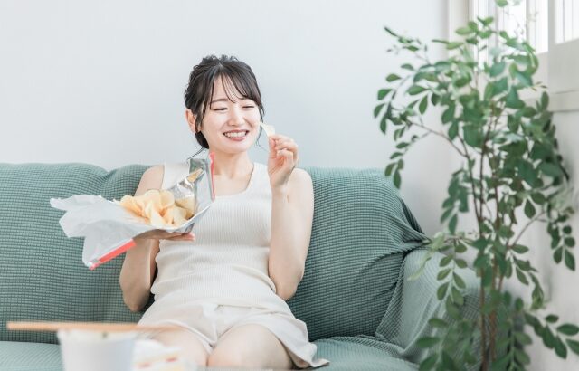 食事をとる女性