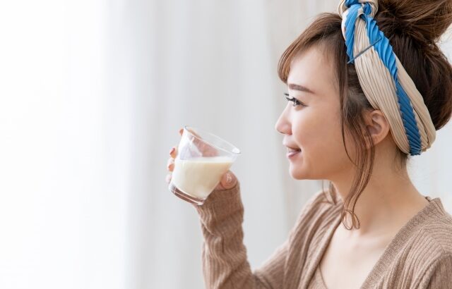 飲み物を飲む女性